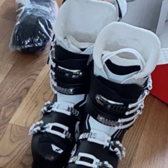 Gently used ski boots! - Picture 2 of 2